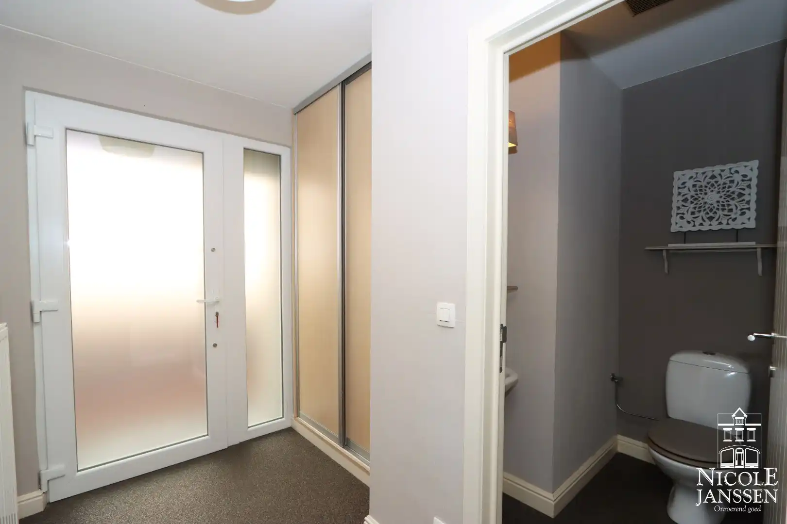 Toffe instapklare en ruim ingedeelde woning met leuk tuintje en carport foto 3