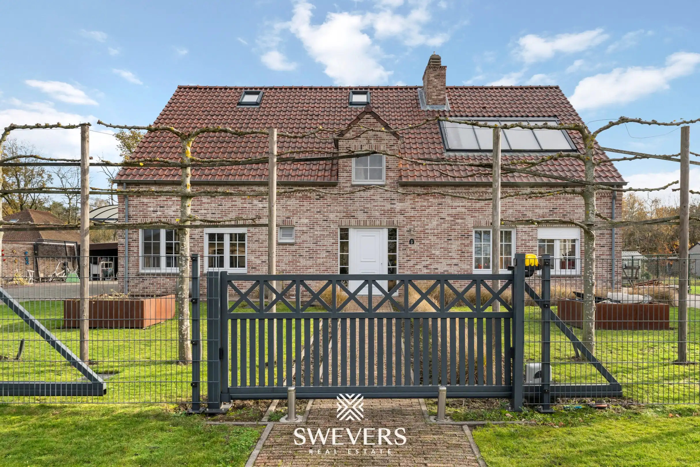 Instapklare Villa met Professionele Paardenaccommodatie:  foto {{pictureIndex}}