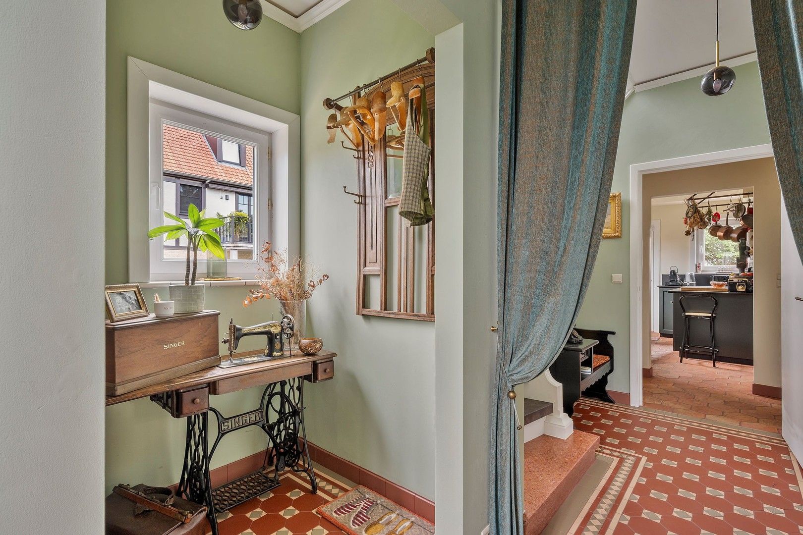 Prachtige karaktervolle, halfopen, robuuste én energiezuinige bel-étage van de jaren '50 met 4 slaapkamers, garage, kelderverdieping en paradijselijke tuin. foto 7