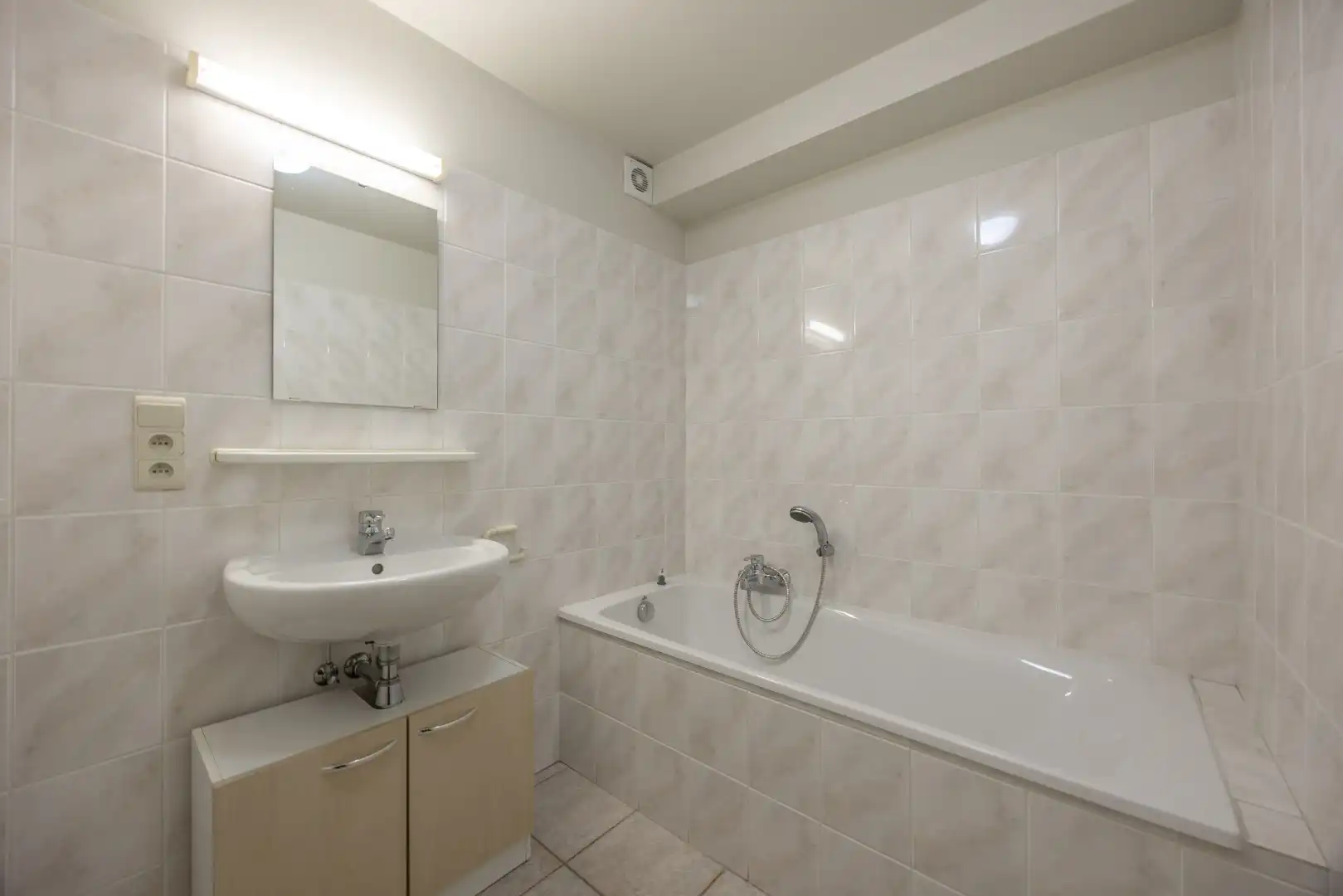 Ruim gelijkvloers appartement met terras en 2 slaapkamers te Overpelt centrum. foto 14