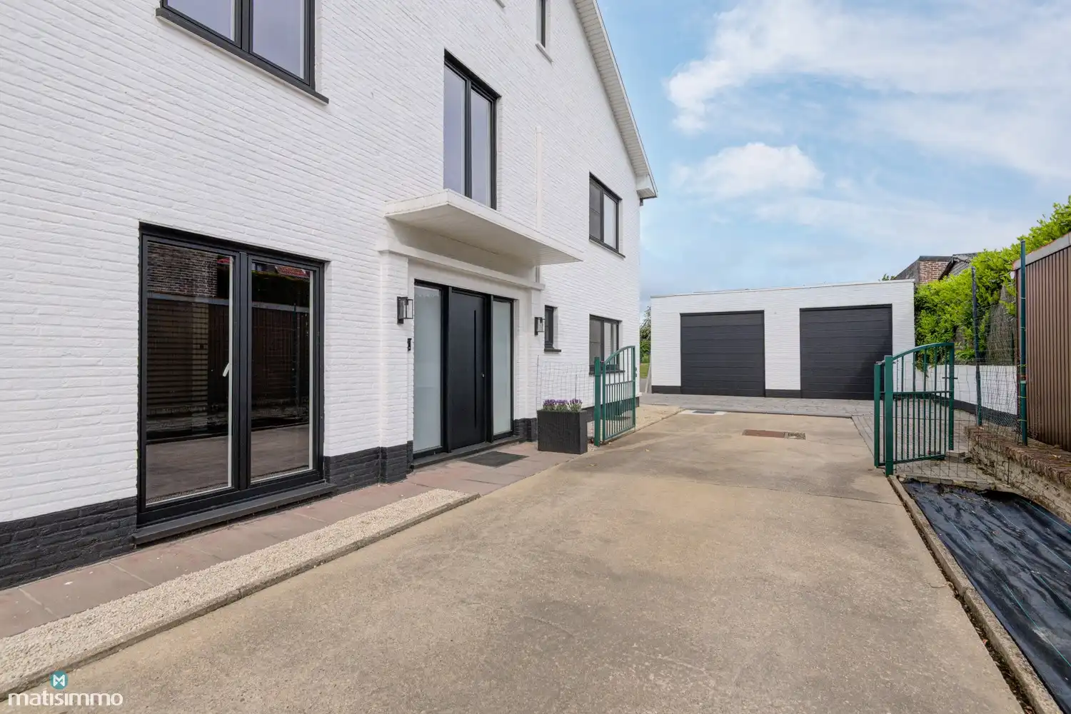 VOLLEDIG GERENOVEERDE EN ENERGIEZUINIGE WONING MET DUBBELE GARAGE EN OPSLAGRUIMTE IN HERDEREN foto 3