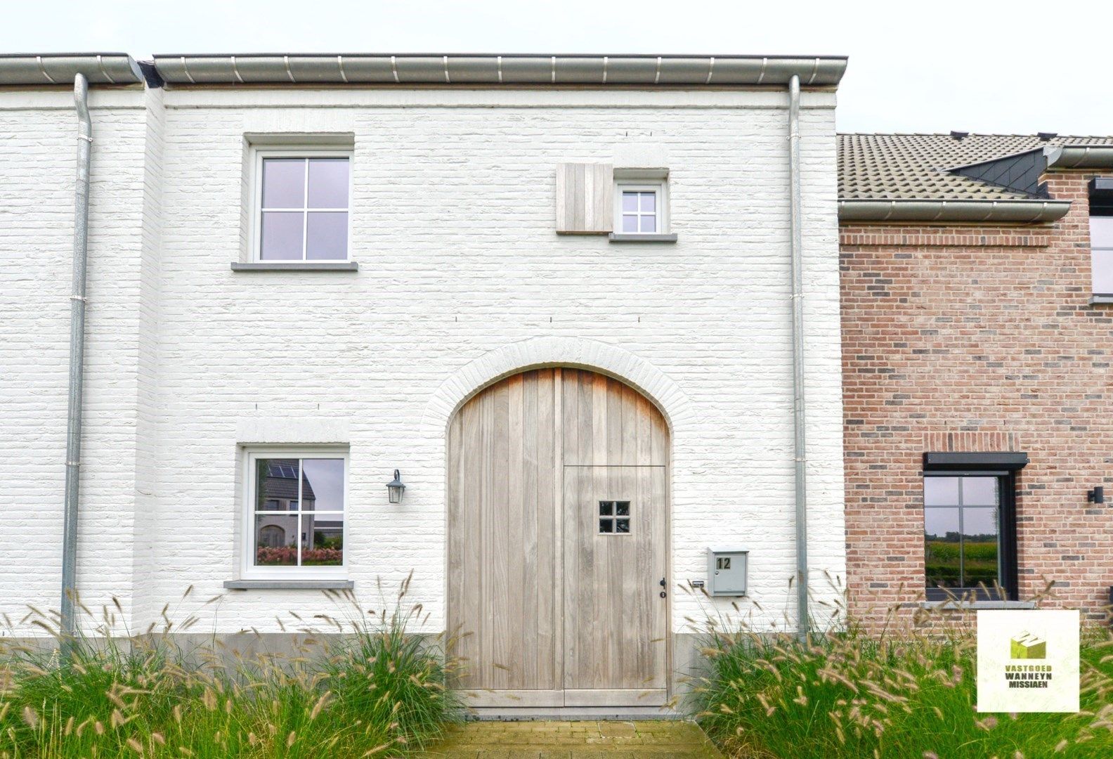 Recente en energiezuinige woning met 4 slpk, carport en parkeerplaats in doodlopende straat foto {{pictureIndex}}