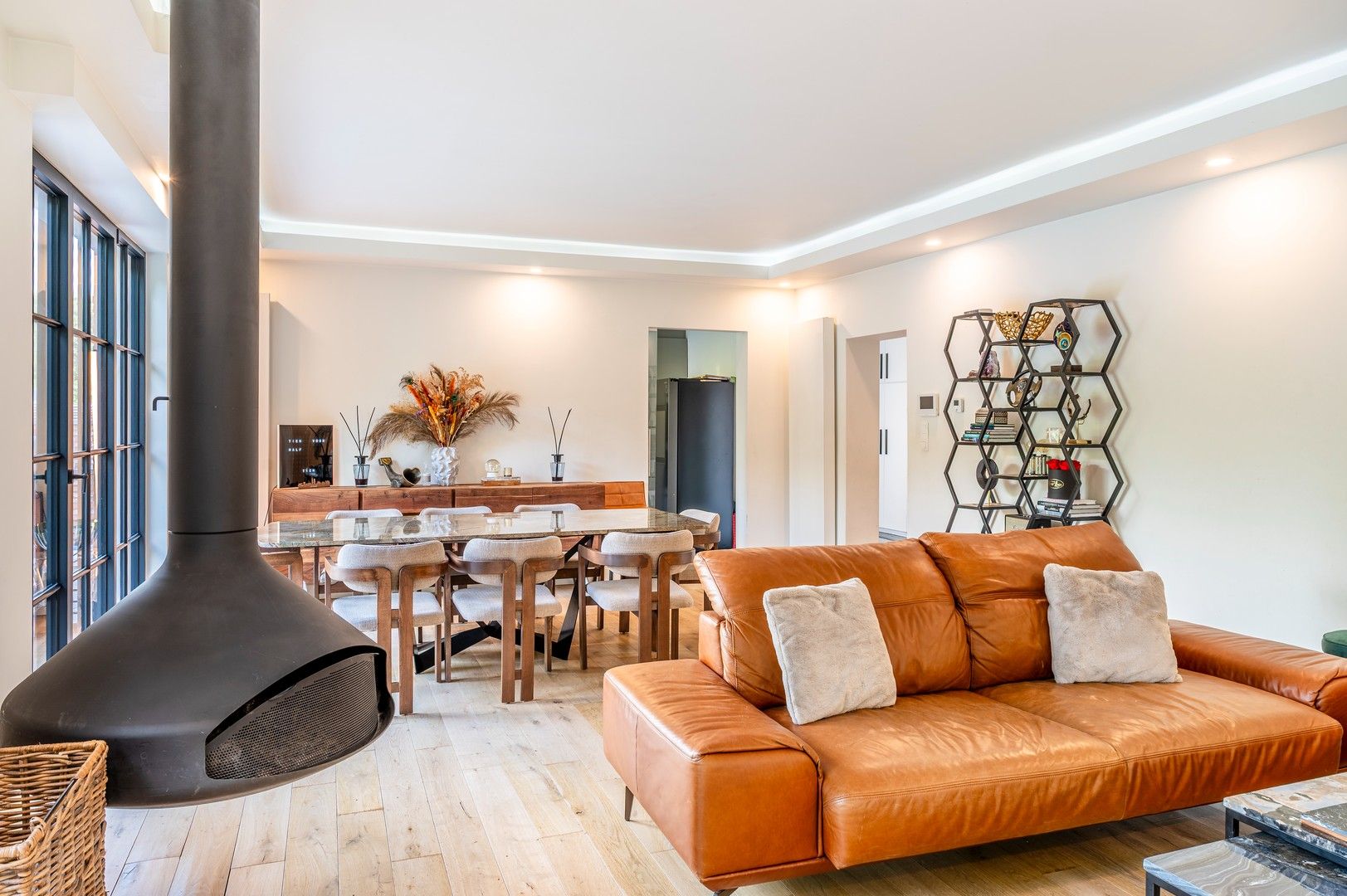 Gelijkvloerse villa met zwembad te koop in Zwijndrecht! foto 2