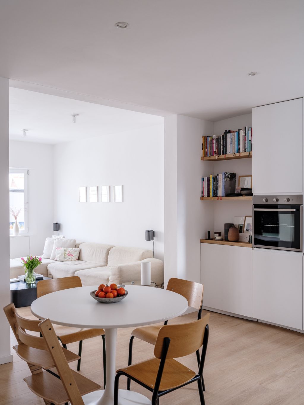 Stijlvol en lichtrijk 2-slaapkamer appartement met terras op wandelafstand van het historisch centrum. foto 3