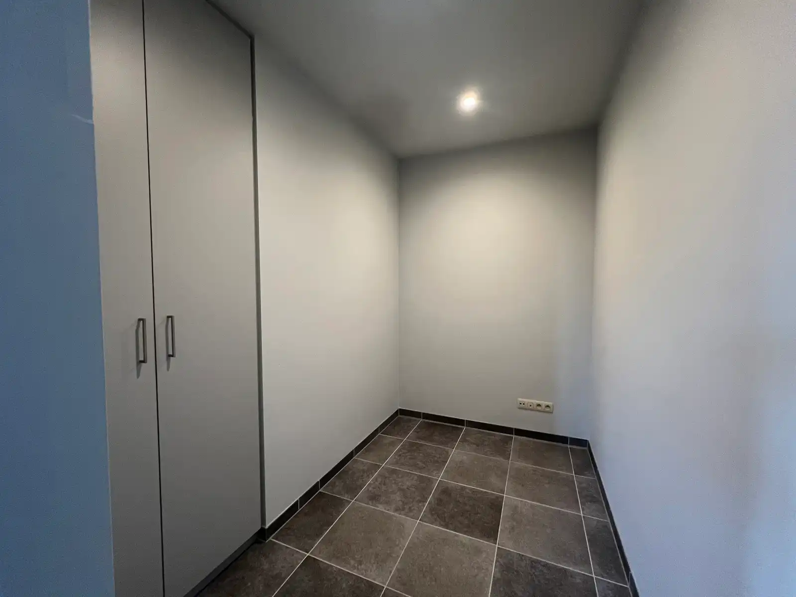 Ruim app met 2 slaapkamers, terras en 2 autostaanplaatsen foto 8