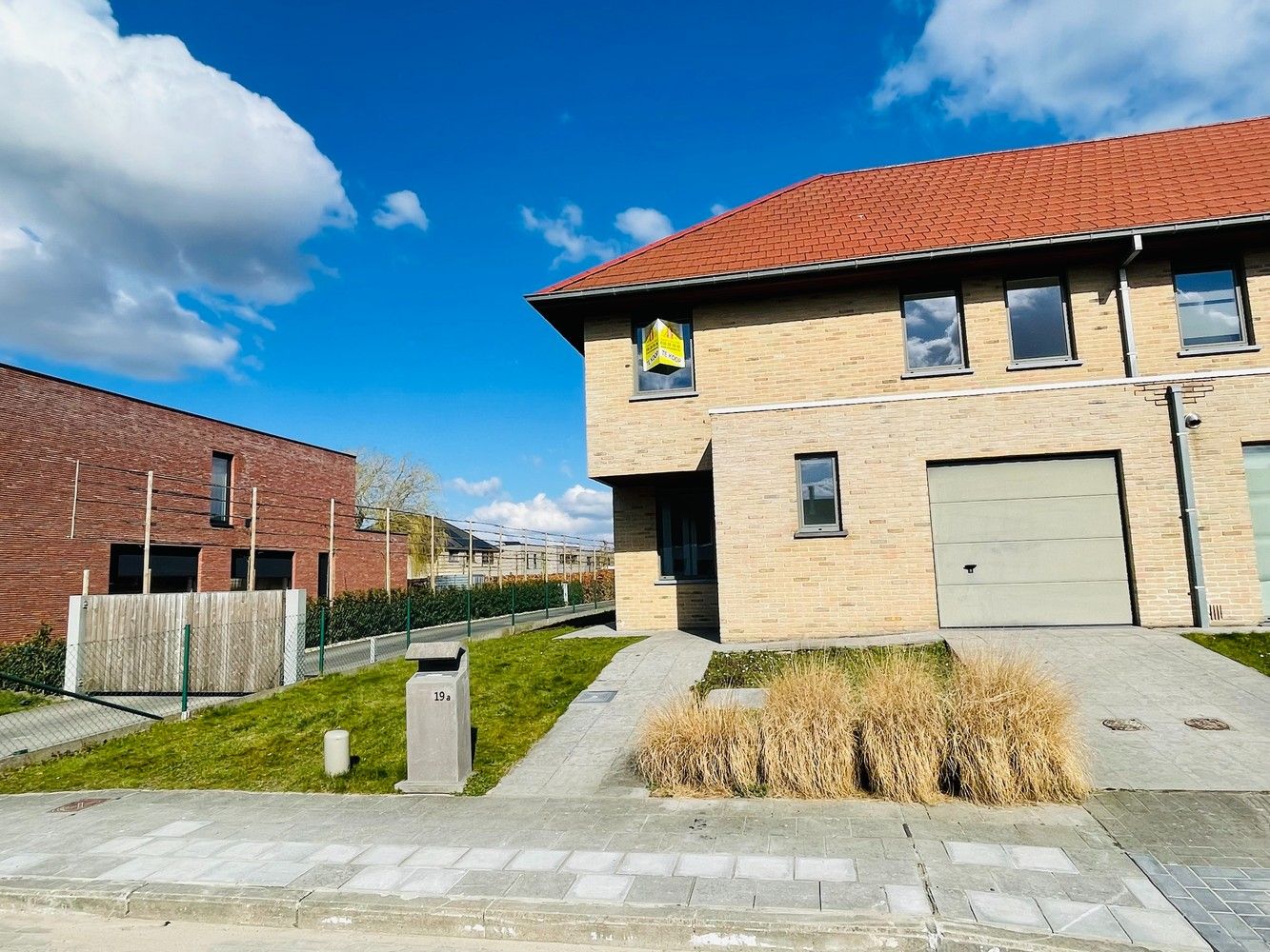 Waardamme , rustige residentiële ligging , RECENT  gebouwde LICHTRIJKE ENERGIEZUINIGE woning met 3 slaapkamers, oprit, tuin en garage. foto {{pictureIndex}}