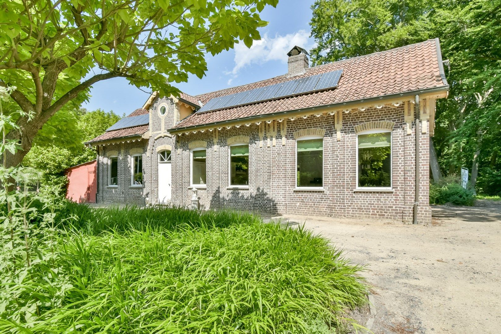 Welkom in deze charmante woning te midden van het groen in het hart van Oostkamp! foto 4