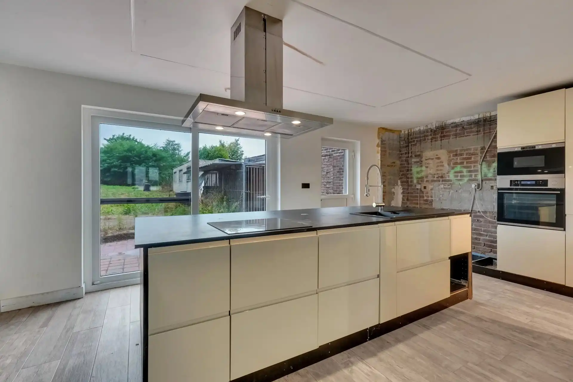 Woning met 2 slaapkamers, 2 badkamers, ruime zolder en tuin foto 6