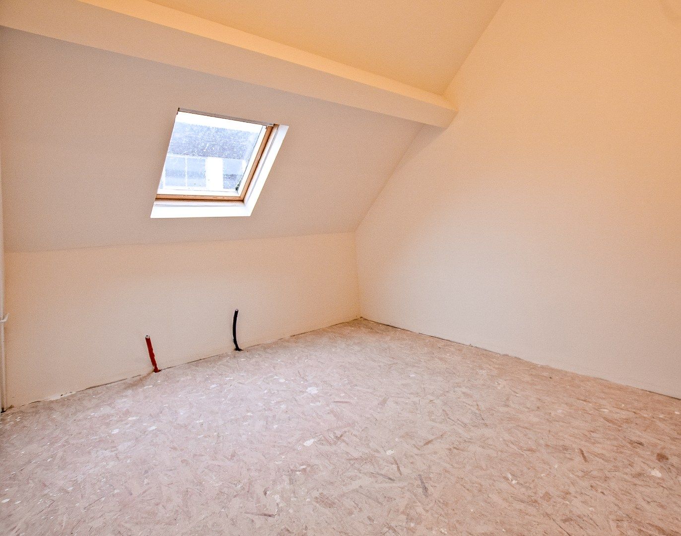 Unieke kans, afgewerkte woning met 4 slaapkamers en ruime tuin. foto 10