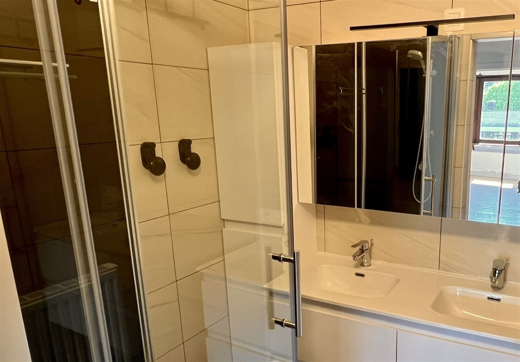 Gerenoveerd appartement met 2 slaapkamers, dakterras  en parking foto 3