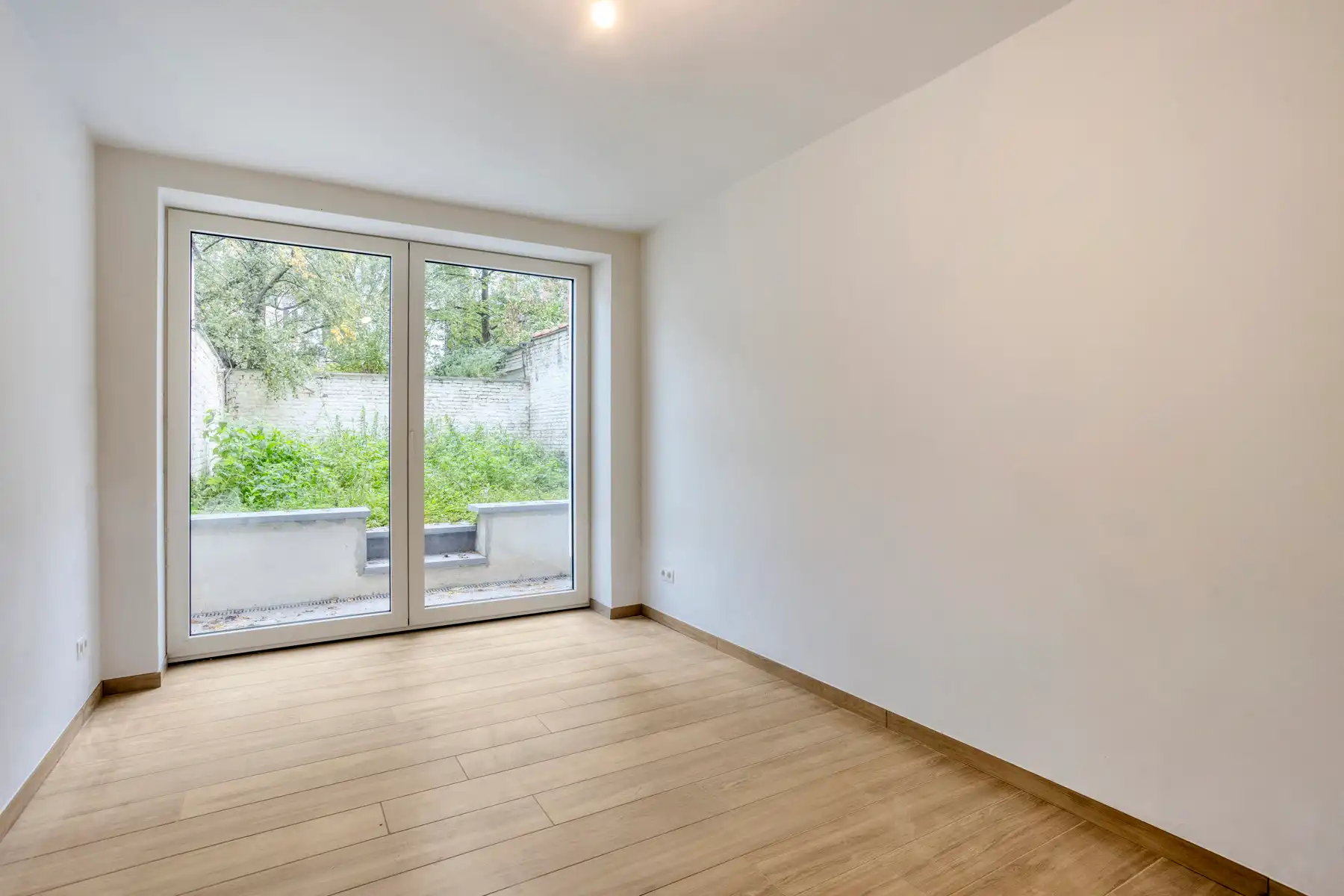 Prachtig gerenoveerd 2-slaapkamerappartement met tuin foto 13