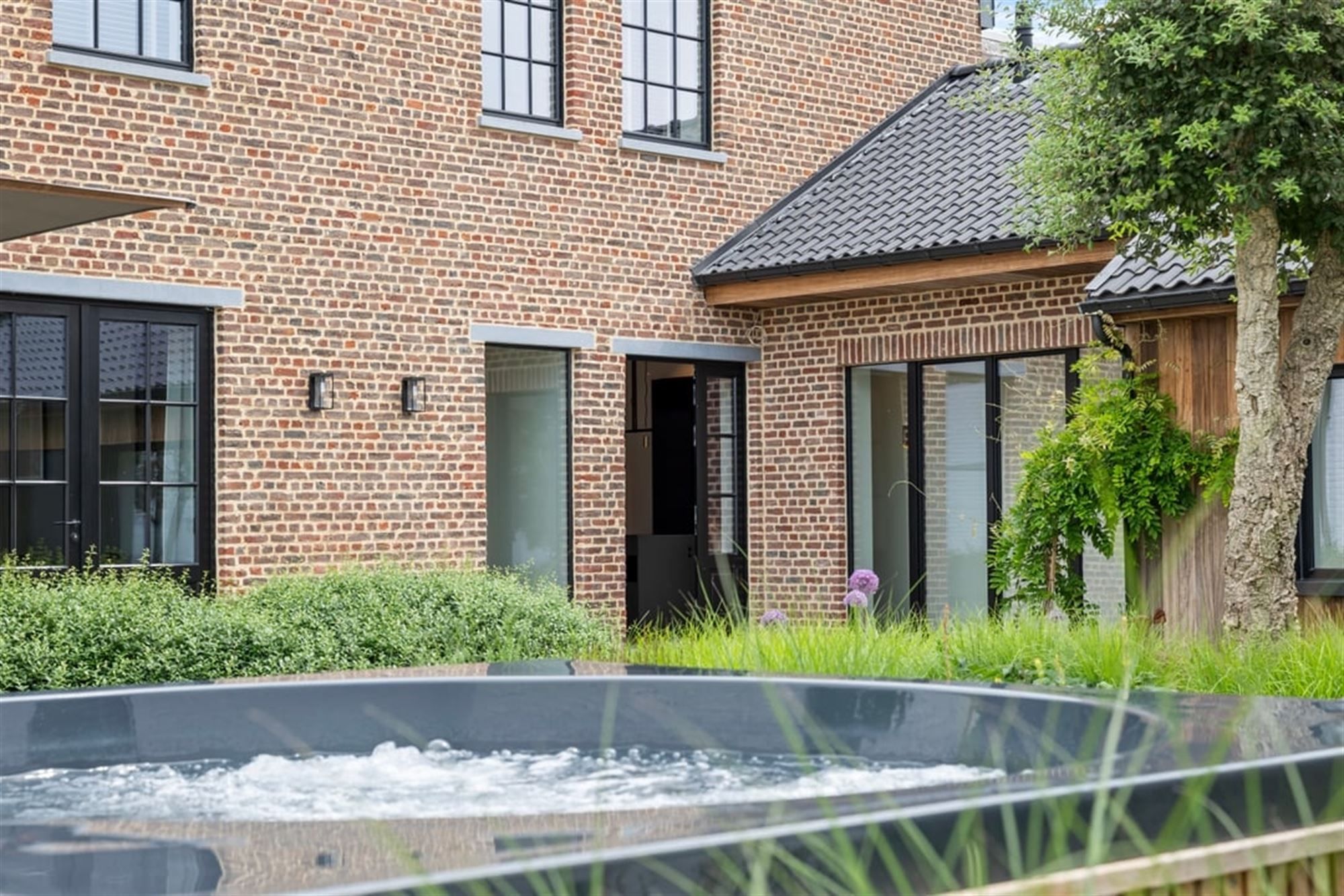 VOLLEDIG GERENOVEERDE VIERKANTSHOEVE GECOMBINEERD MET HISTORISCHE CHARME EN HEDENDAAGSE LUXE  foto 9