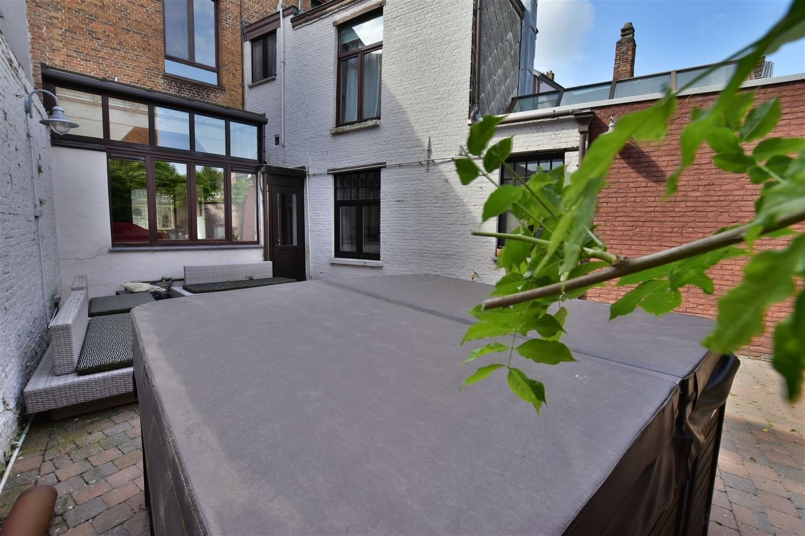 Karaktervolle, ruime woning met 6 slaapkamers, binnenkoer met jacuzzi en topligging! foto 12