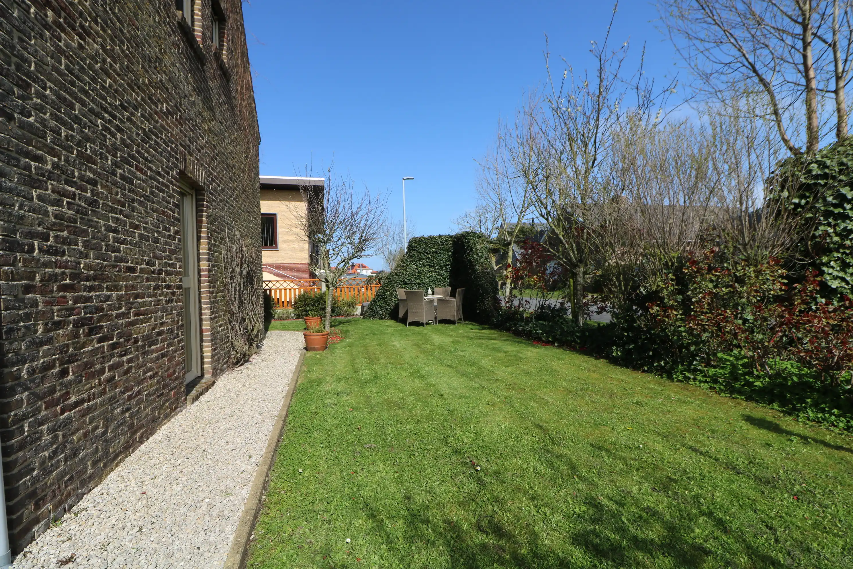 Lichtrijke woning met 2 slaapkamers en prachtige tuin gelegen te Harendijke. foto 13