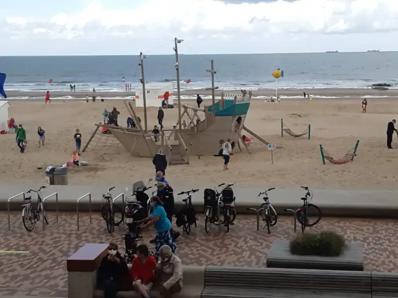 Wonen met de Noordzee aan uw voeten: Stijlvol 2-slaapkamerappartement in residentie Les Nenuphars foto 12