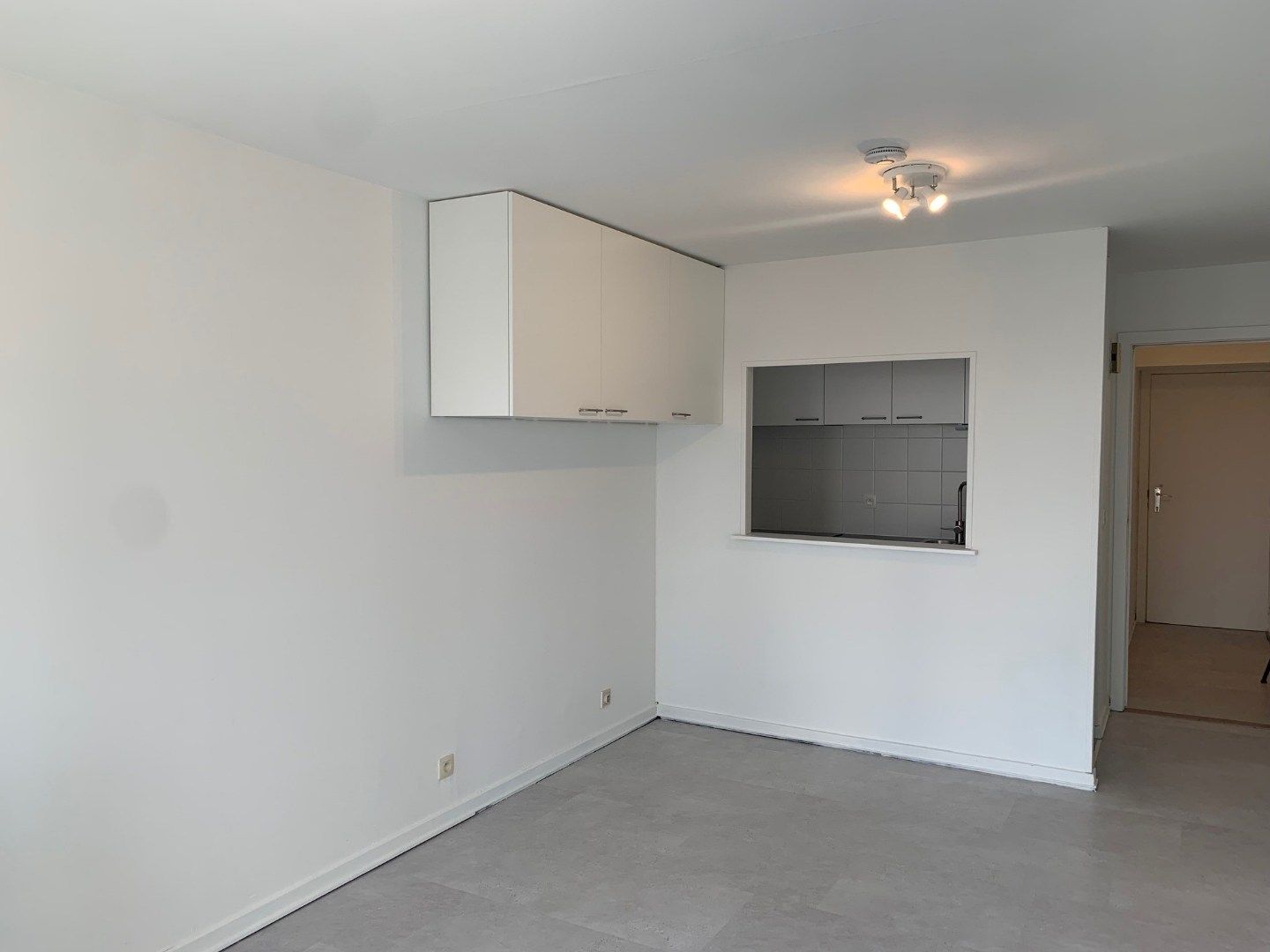 Volledig gerenoveerde, niet gemeubelde studio op de Zeedijk in Oostende foto 4