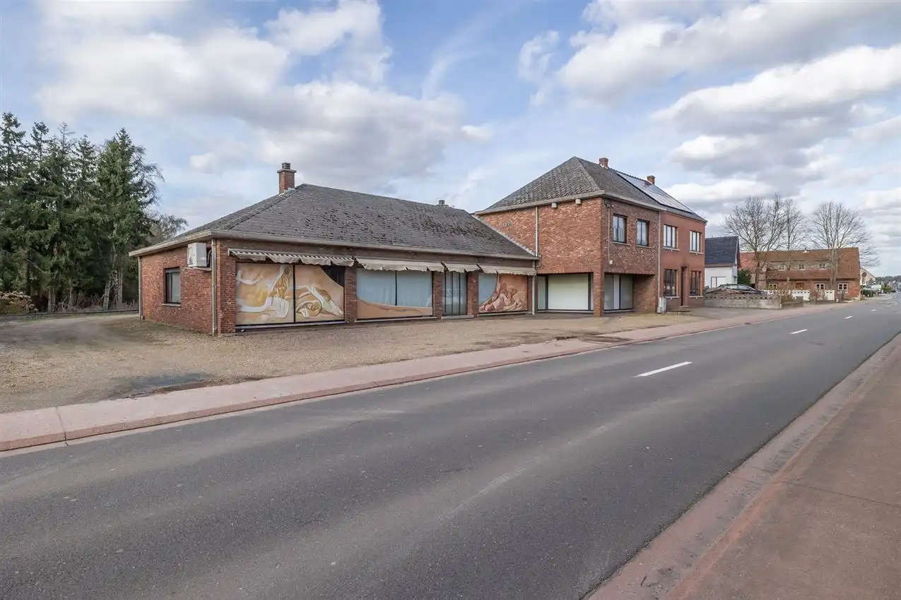 Handspand met ruime woonst en magazijn foto 26