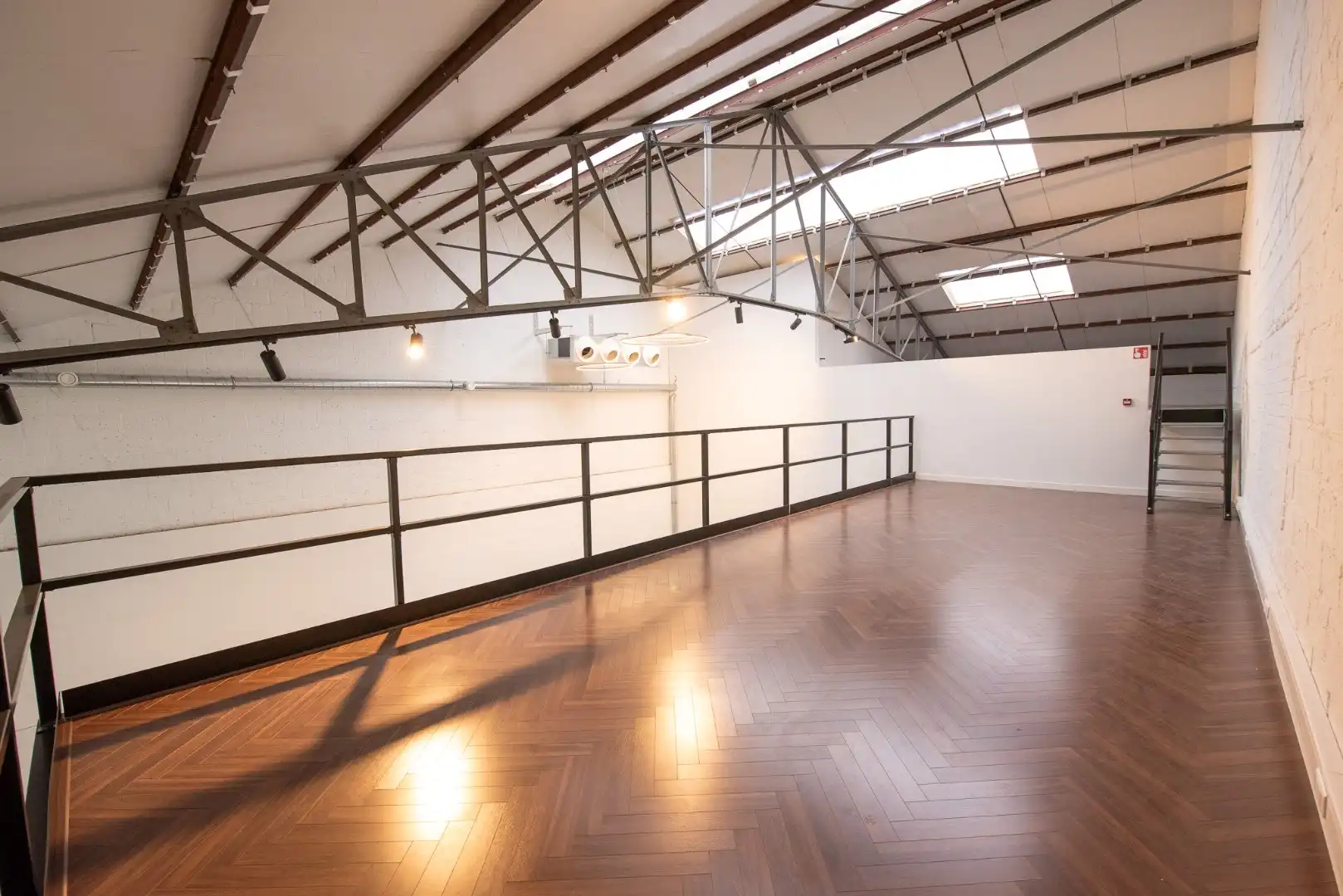 Ruime multifunctionele handels- of bureauruimte van ca. 200 m² foto 5