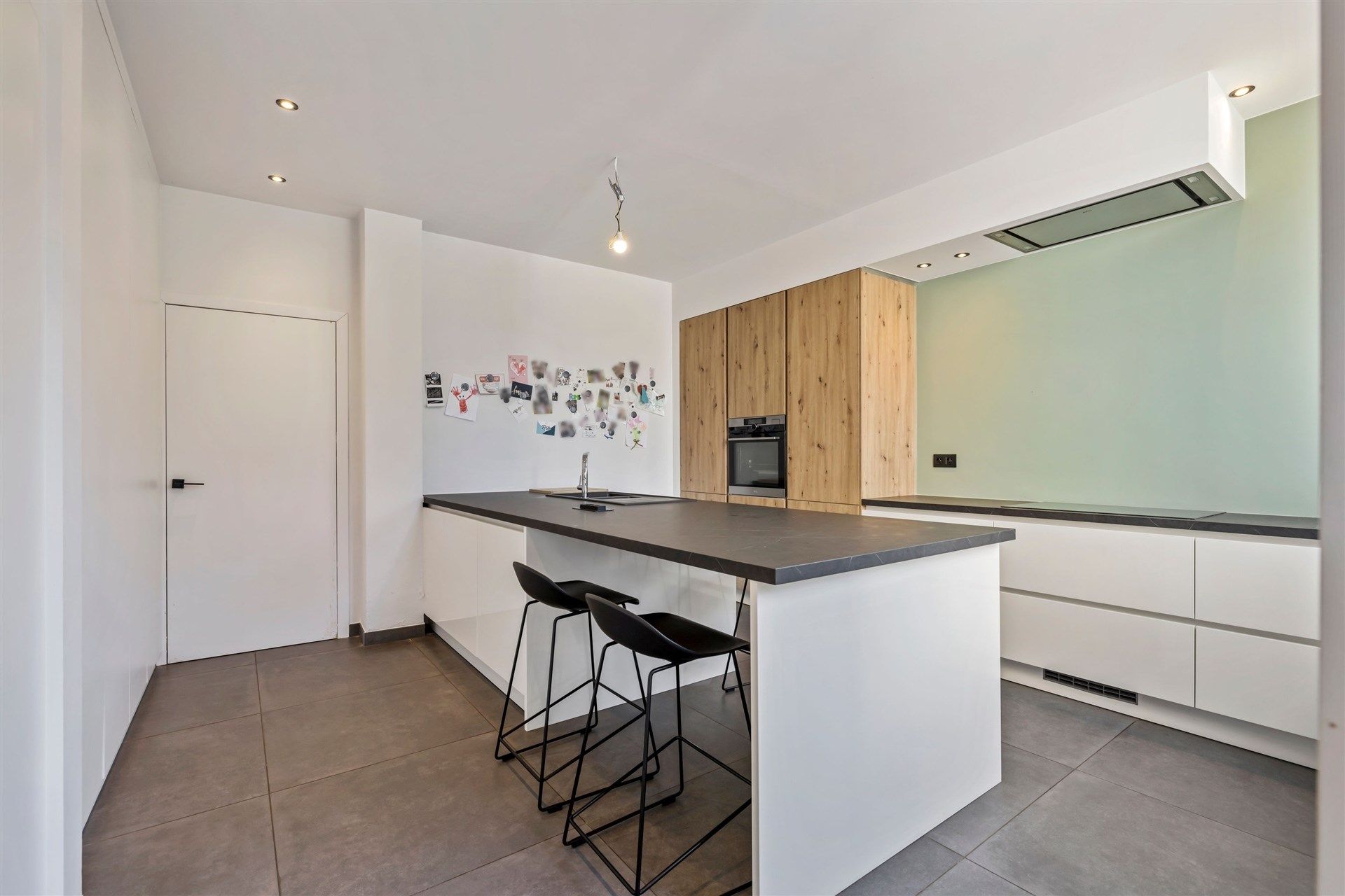 Charmante gezinswoning met dubbele garage, 3 slaapkamers en een zonnige tuin (532m²) foto 9