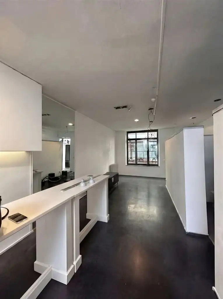 Stijlvolle handelsruimte met bovenliggende woonst, stadstuin en parkeerplaats in het centrum van Maaseik. foto 6