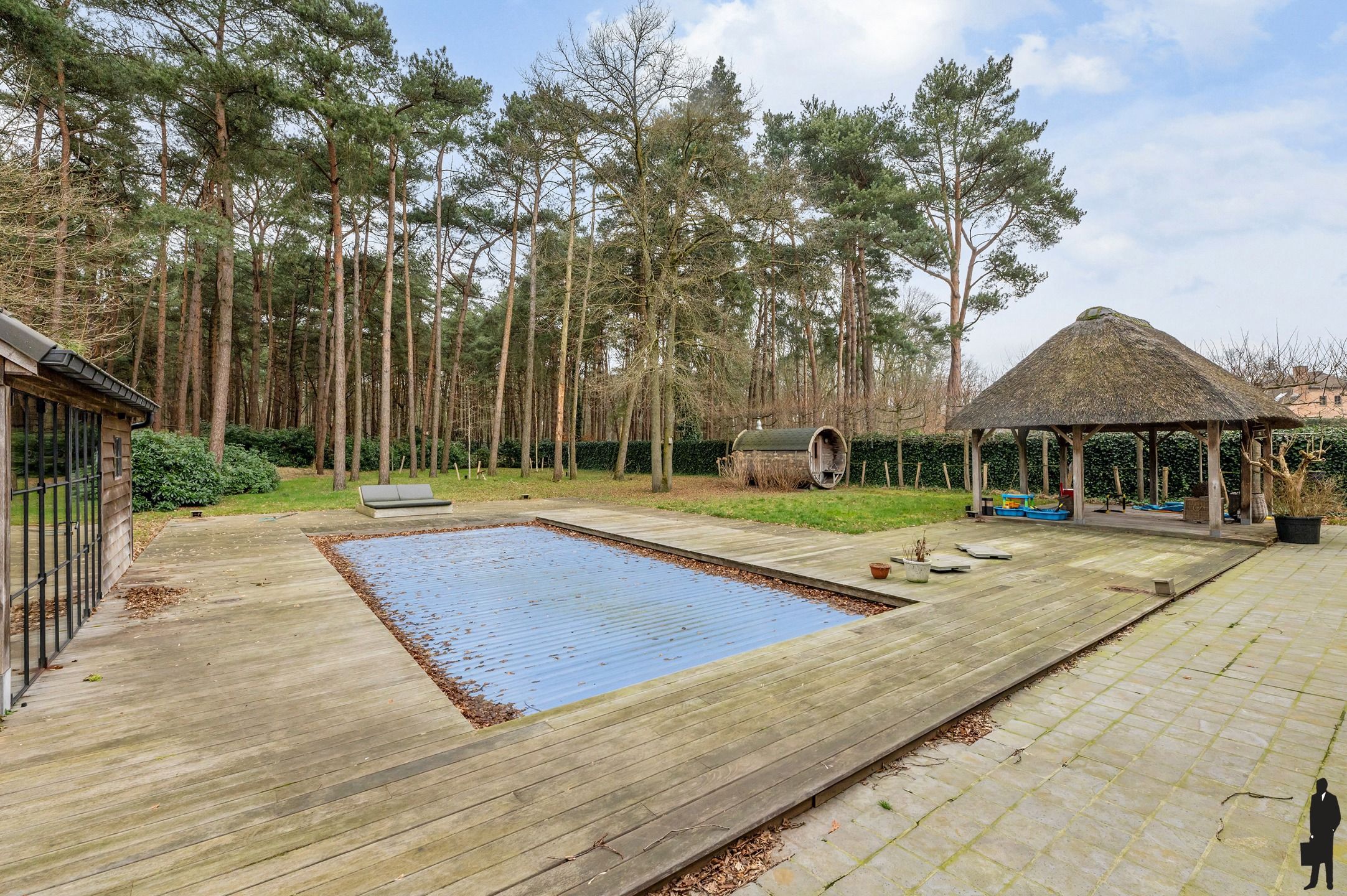 Grenzende aan bosgebied, sfeervolle villa op ca. 2.325m² foto 2