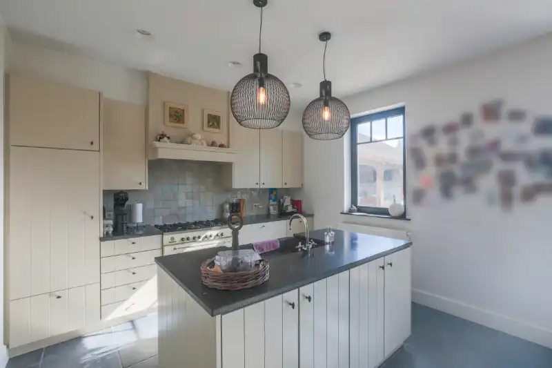 Verder af te werken, doch onmiddellijk bewoonbare ruime woning (399m²)  met 4 slpks (meer mogelijk), tuin, garage ....ENERGIELABEL C... foto 3