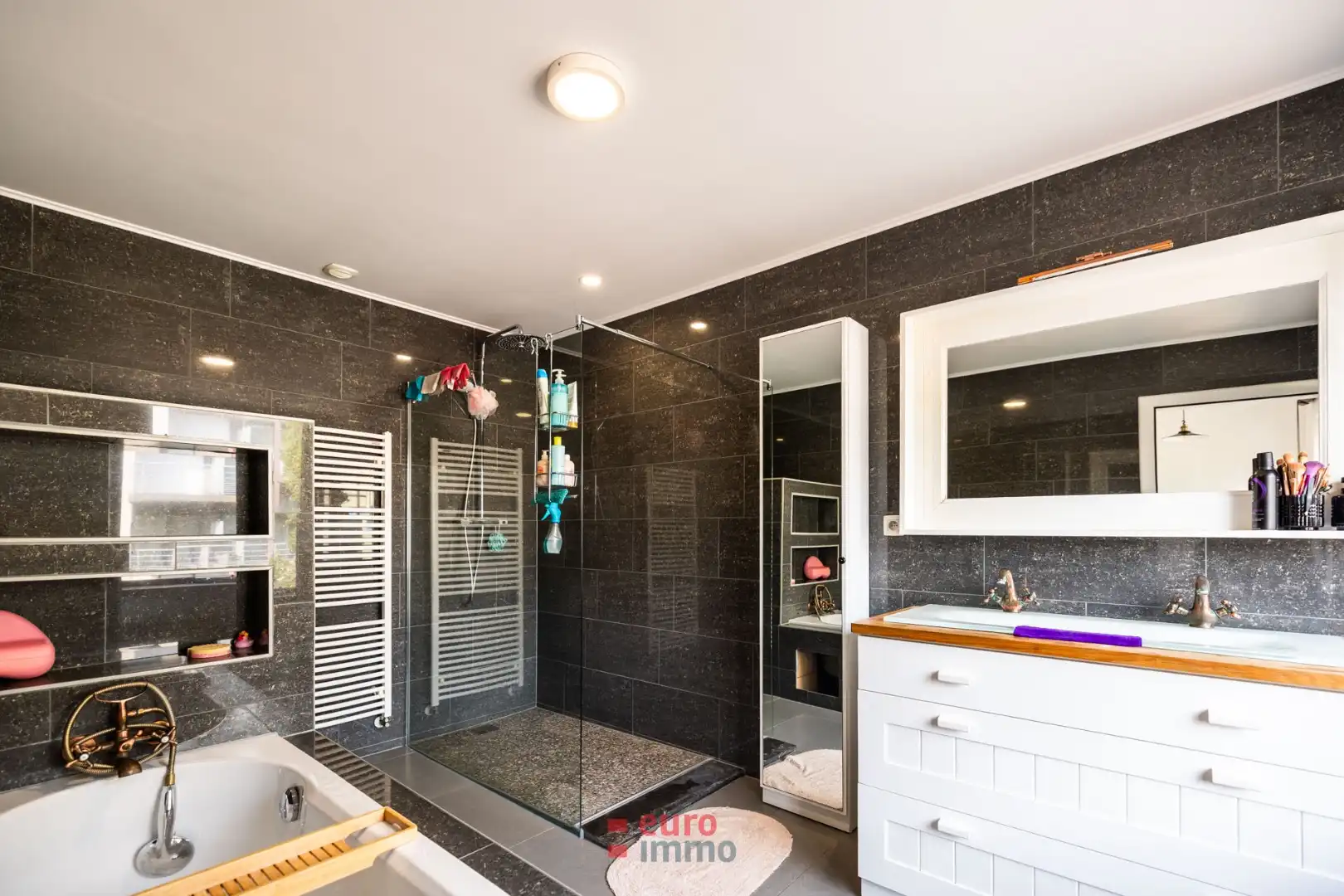 VASTGOEDTOPPER in Nieuwpoort: ruime stadswoning met tuin en garage. foto 9