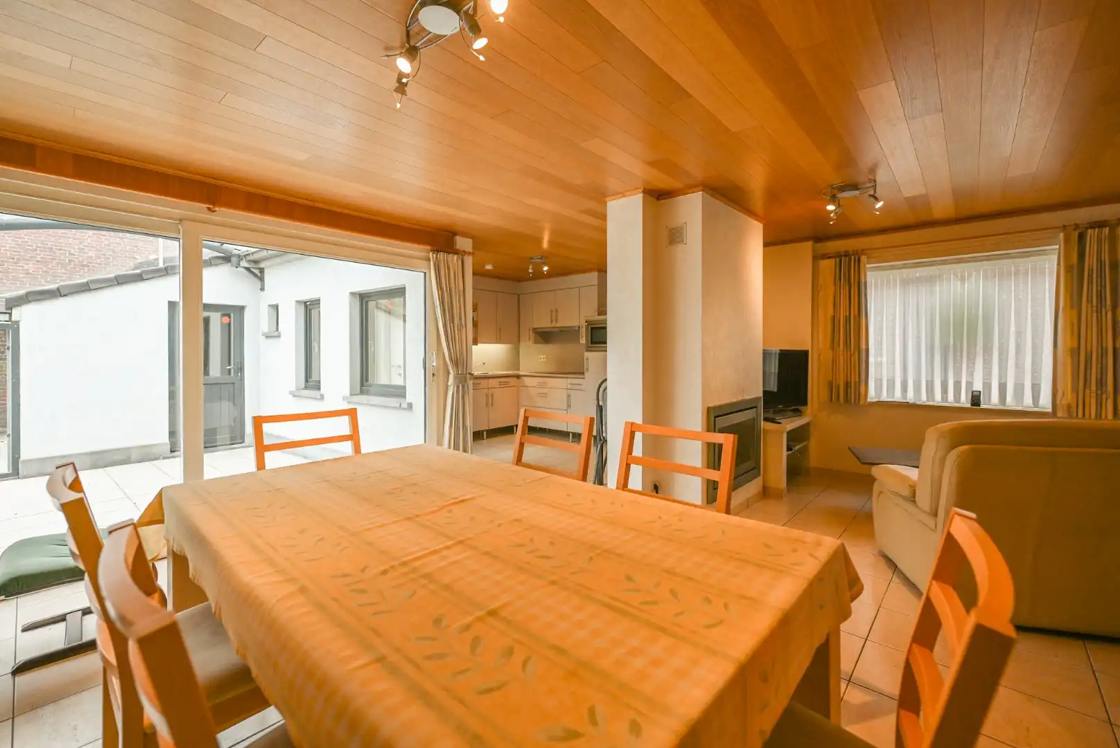 Centraal gelegen woning met 2 slaapkamers, tuin en garage foto 6