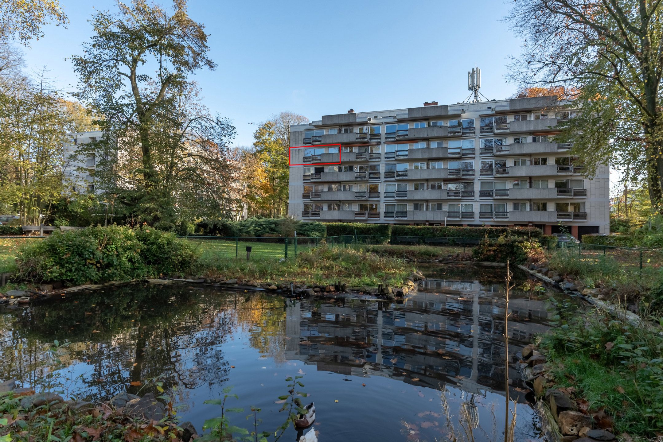 Gerenoveerd appartement met 2 slaapkamers in privépark foto 16