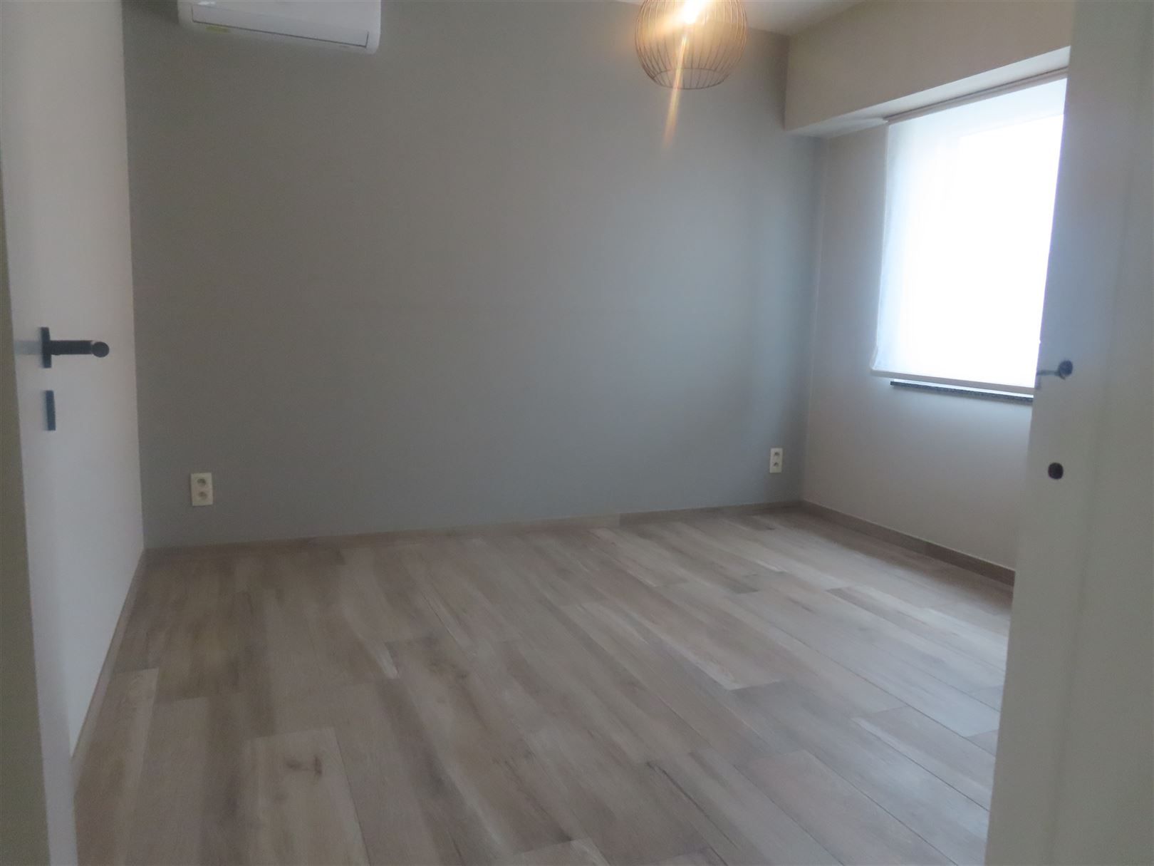 Gelijkvloers tweeslaapkamerappartement met tuin en carport! foto 7