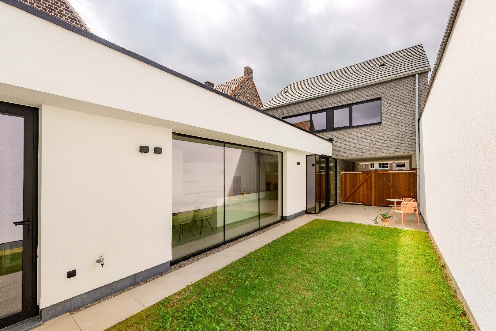 PRACHTIGE ENERGIEVRIENDELIJKE STADSWONING (MET 3 SLPKS)!  foto {{pictureIndex}}
