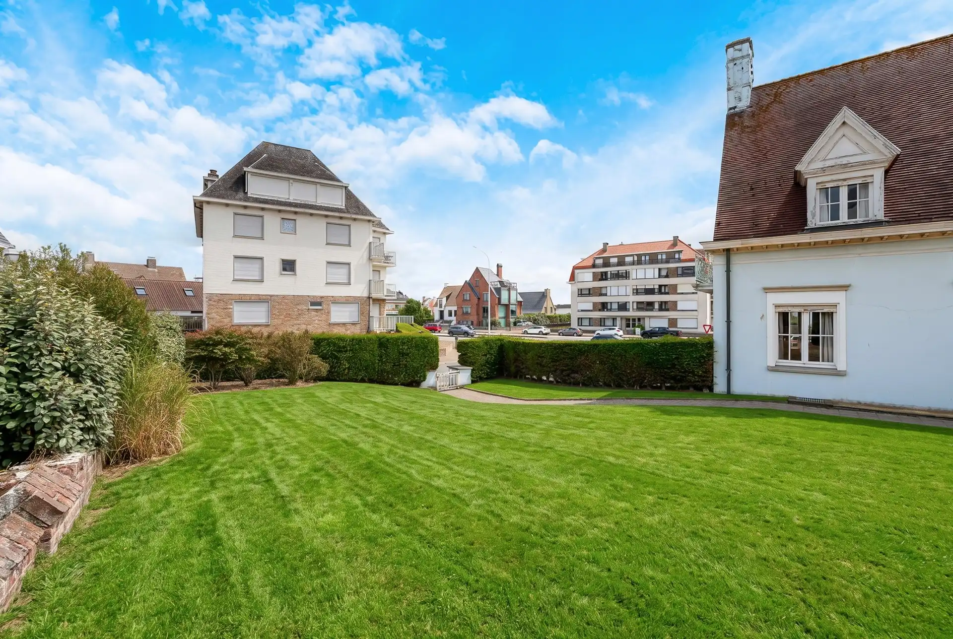 Majestueuze villa op toplocatie en 919m² grond, op slechts 150 meter van het strand foto 42