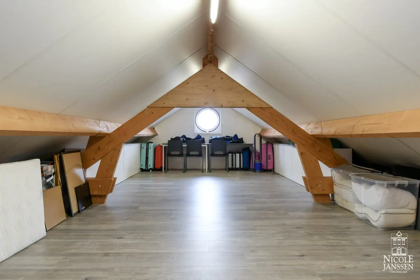 Instapklaar landhuis met tuin en interessant bijgebouw foto 28