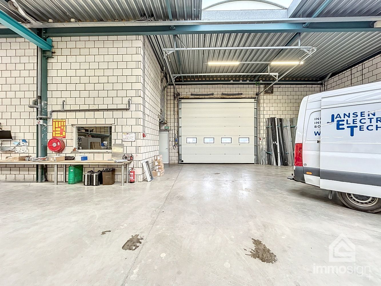 Handelspand met magazijn, kantoorruimte en instapklare woning te Lommel foto 2