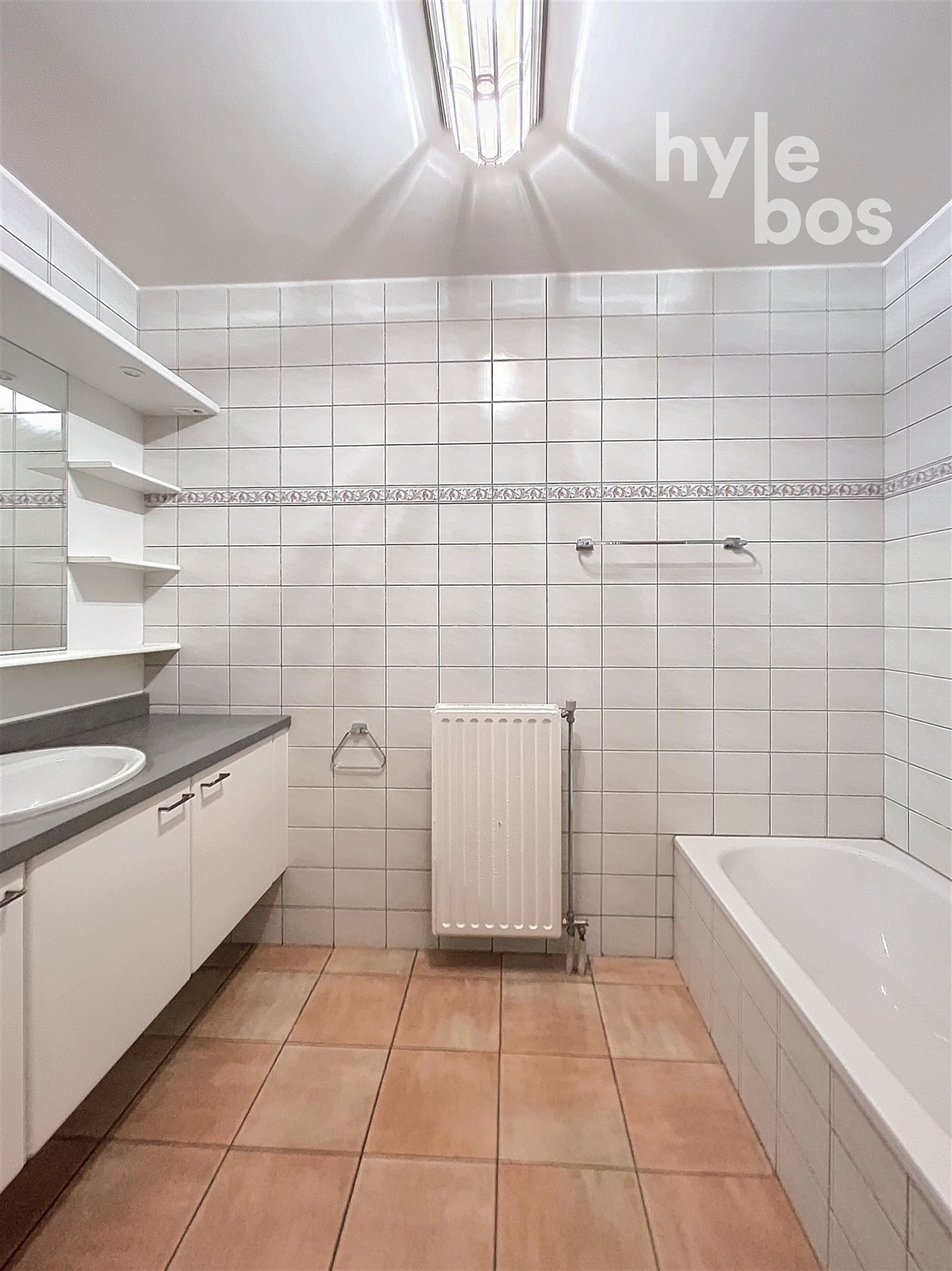 Rustig gelegen gelijkvloers appartement met garage foto 5