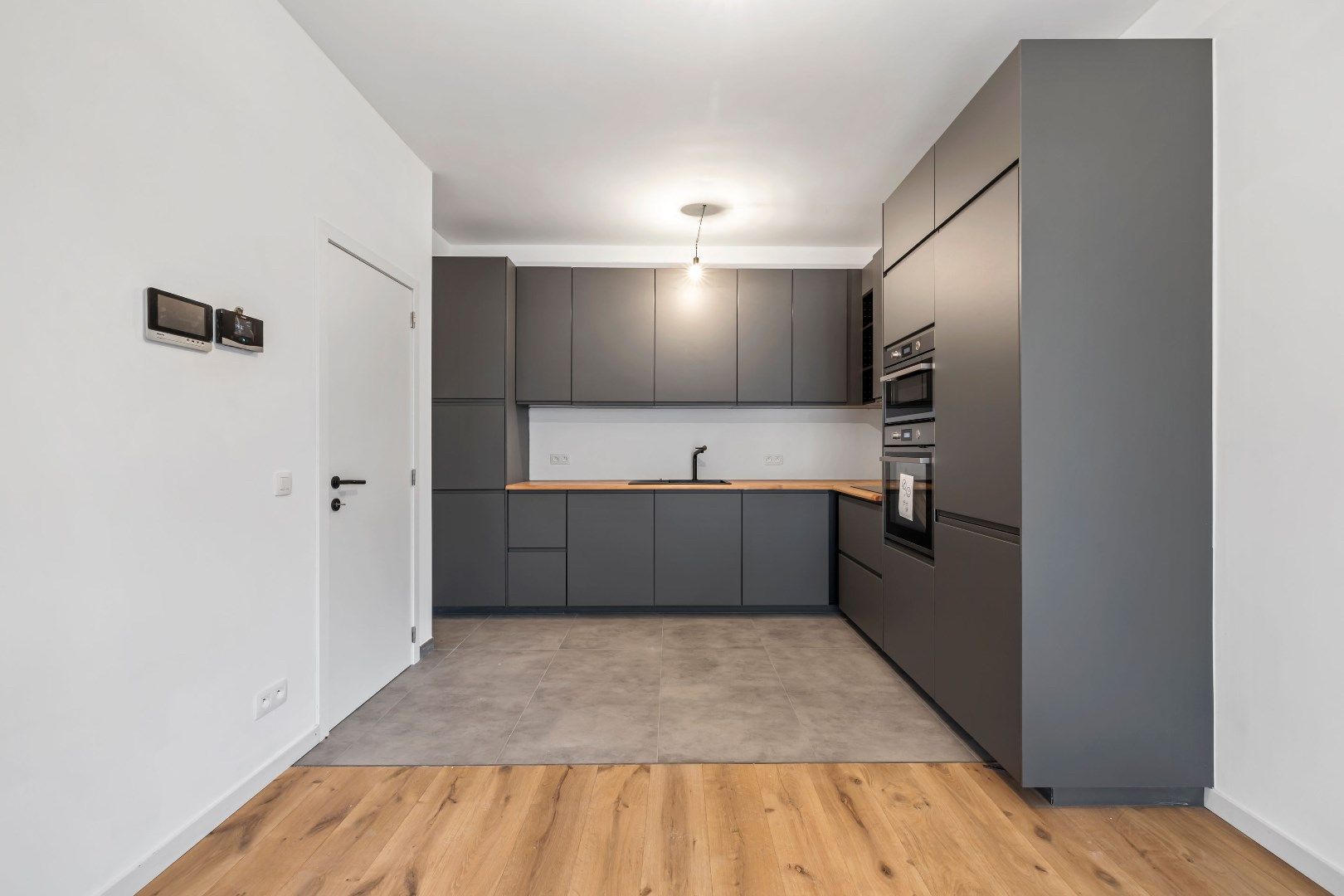 Luxueus gerenoveerde (2025) woning bijgebouw & ruime tuin in Zwijndrecht foto 9