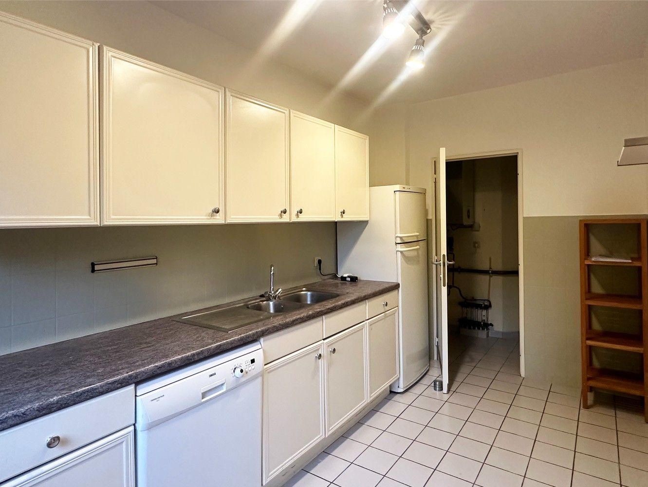 Gunstig centraal gelegen 2-slaapkamerappartement met garagebox foto 4