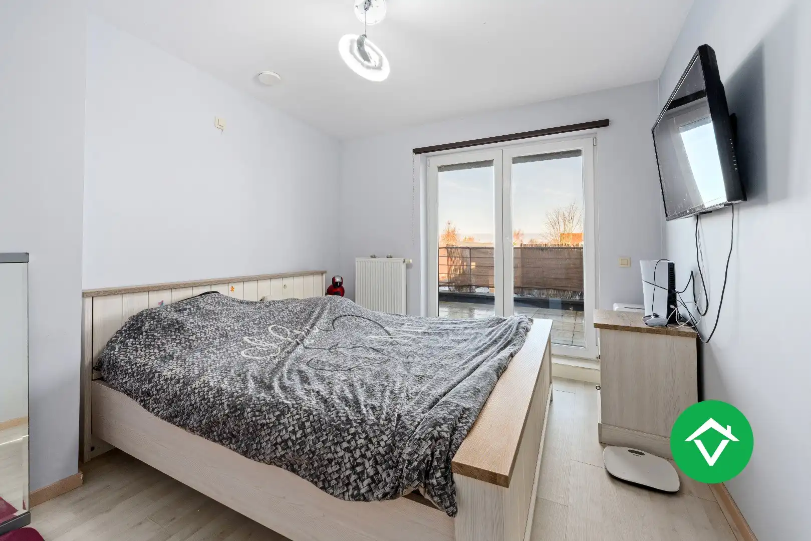 Instapklare nieuwbouwwoning met 5 slaapkamers en zonneterrassen op topligging in Eernegem foto 11