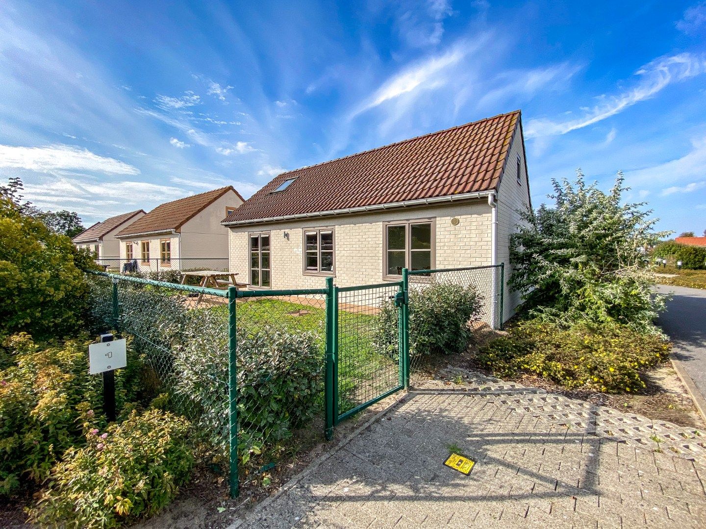 Prachtig onderhouden vakantiewoning (type vissershuis) met 3 slaapkamers en privé-parkeerplaats te Oostduinkerke.  foto {{pictureIndex}}