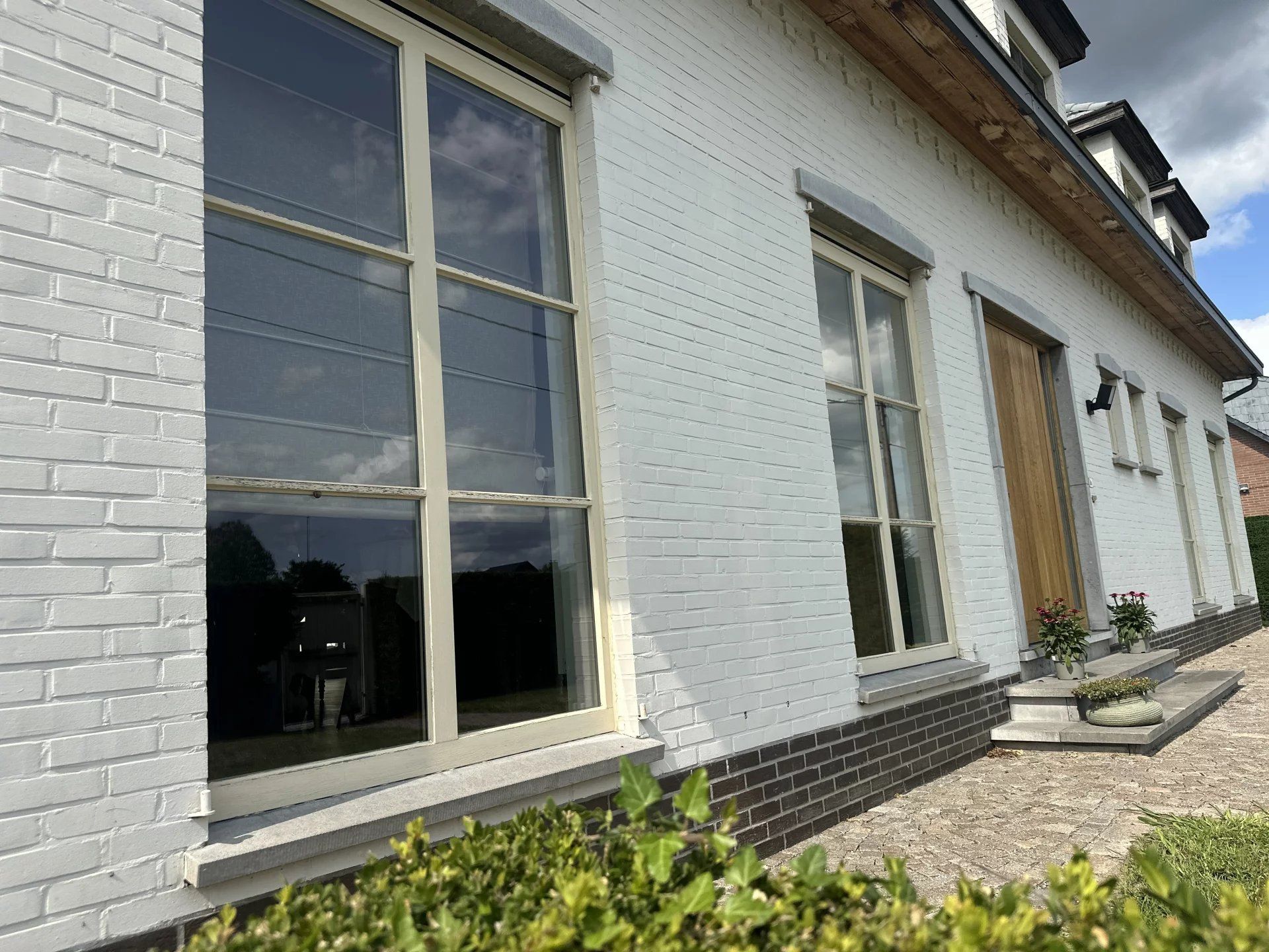 Veelzijdige villa eventueel voor vrij beroep. foto {{pictureIndex}}