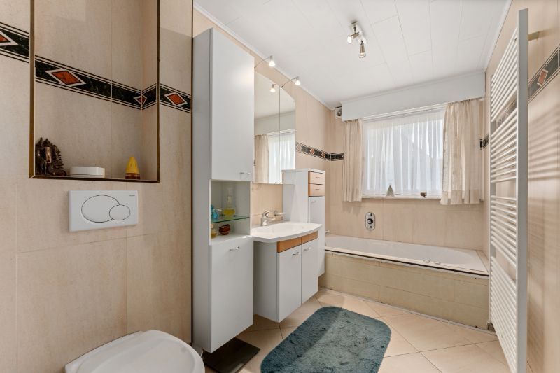 Hooglede. Zeer verzorgde gelijkvloerse villa met 3-4 slaapkamers, dubbele garage en kleine bergloods. Uiterst rustig gelegen overal dichtbij op een prachtige locatie! Ideaal voor bewoners met  extra bergruimte. foto 16