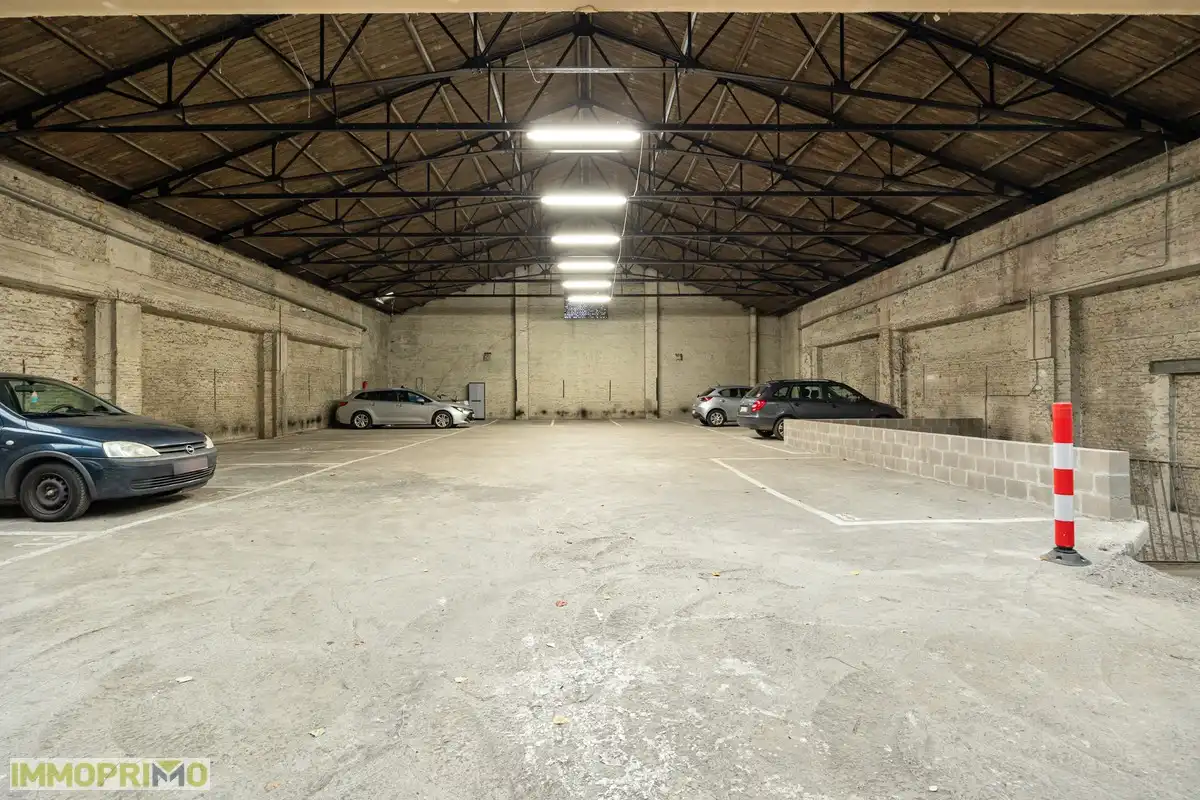 Opbrengsteigendom - vierde verdieping van een parkeergebouw te Borgerhout. foto {{pictureIndex}}