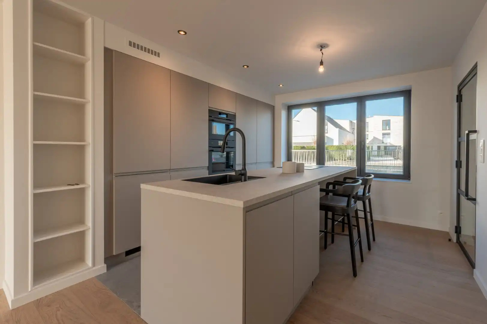 Volledig gerenoveerde en energiezuinige woning met prachtige diepe tuin foto 9