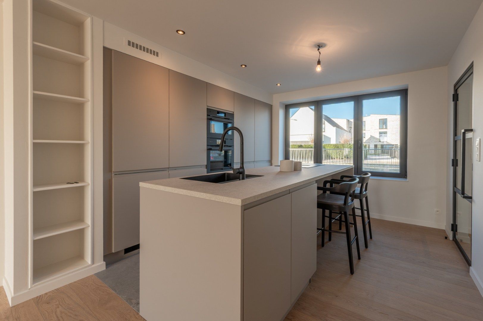 Volledig gerenoveerde en energiezuinige woning met prachtige diepe tuin foto 9