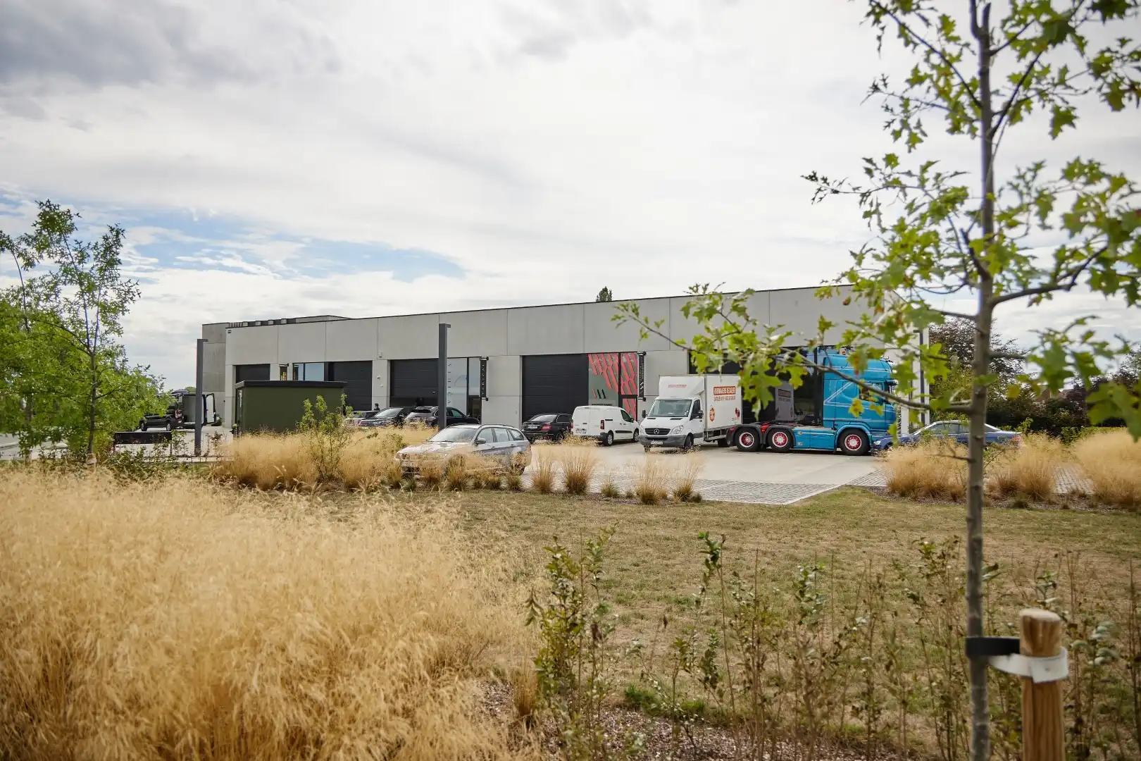 Goed gelegen KMO-unit te huur in Zwevezele foto 15