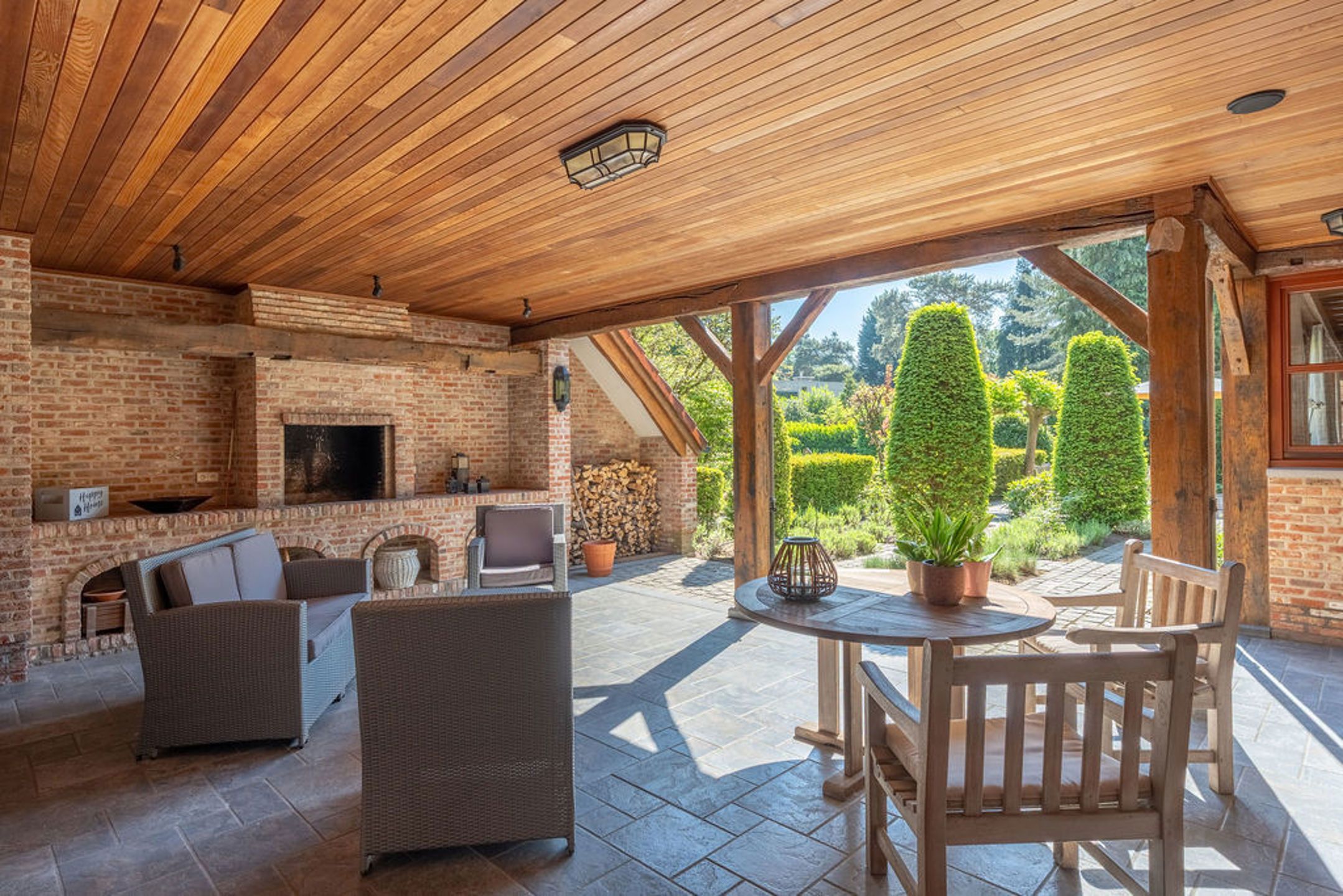 Ruime villa met 6 slpk op 2.295 m² grond met veel privacy foto 3