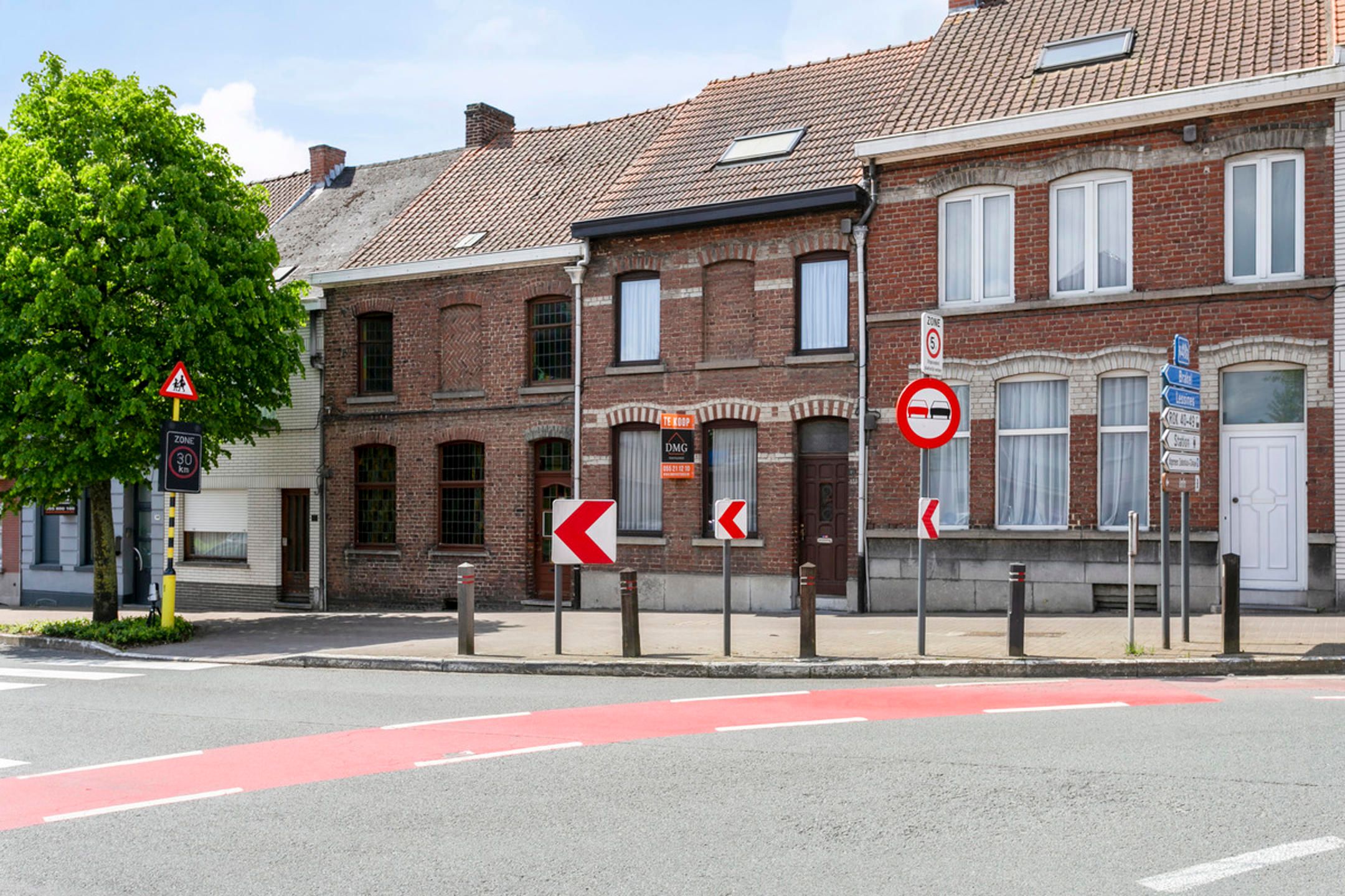 Verassend grote woning gelegen langs een invalsweg. foto 2