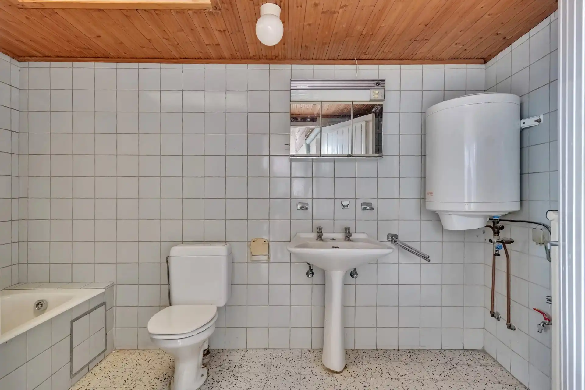 Ruime, centraal gelegen woning met renovatiepotentieel foto 11
