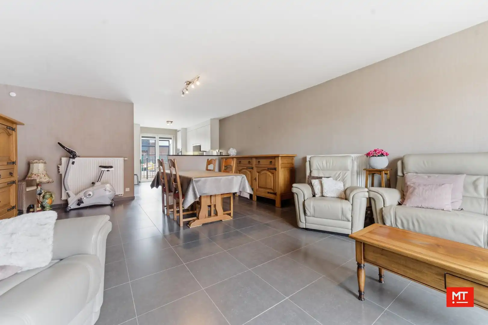 IN OPTIE VIA ONS KLANTENBESTAND - Instapklaar appartement met 2 slpk, zonnige balkons en garage in de dorpskern van Beselare foto 2