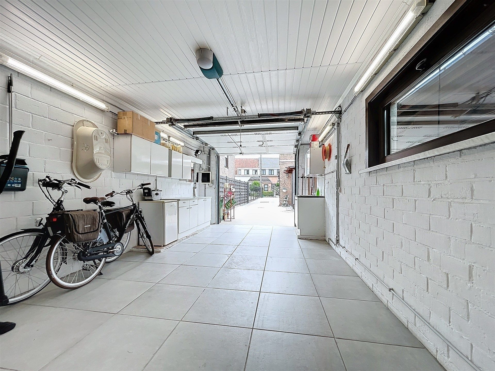 Instapklare half open bebouwing met 4 slaapkamers, ruime garage en tuin op perceel van 336m². foto 8